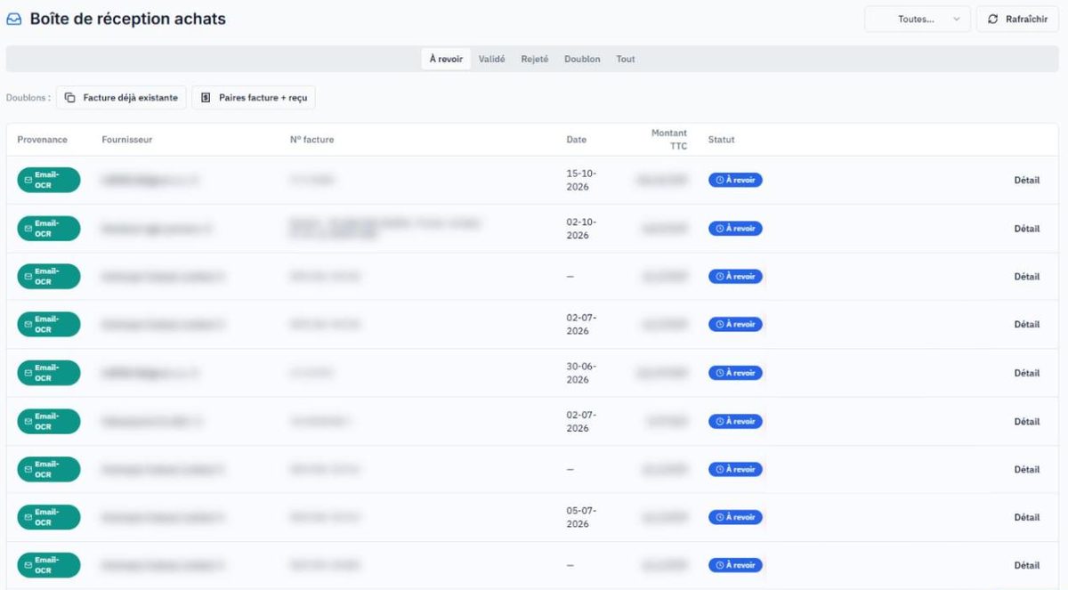 Boîte de réception des factures d'achat : factures reçues par e-mail et lues automatiquement, à revoir avant validation, avec onglets À revoir, Validé, Rejeté et Doublon.
